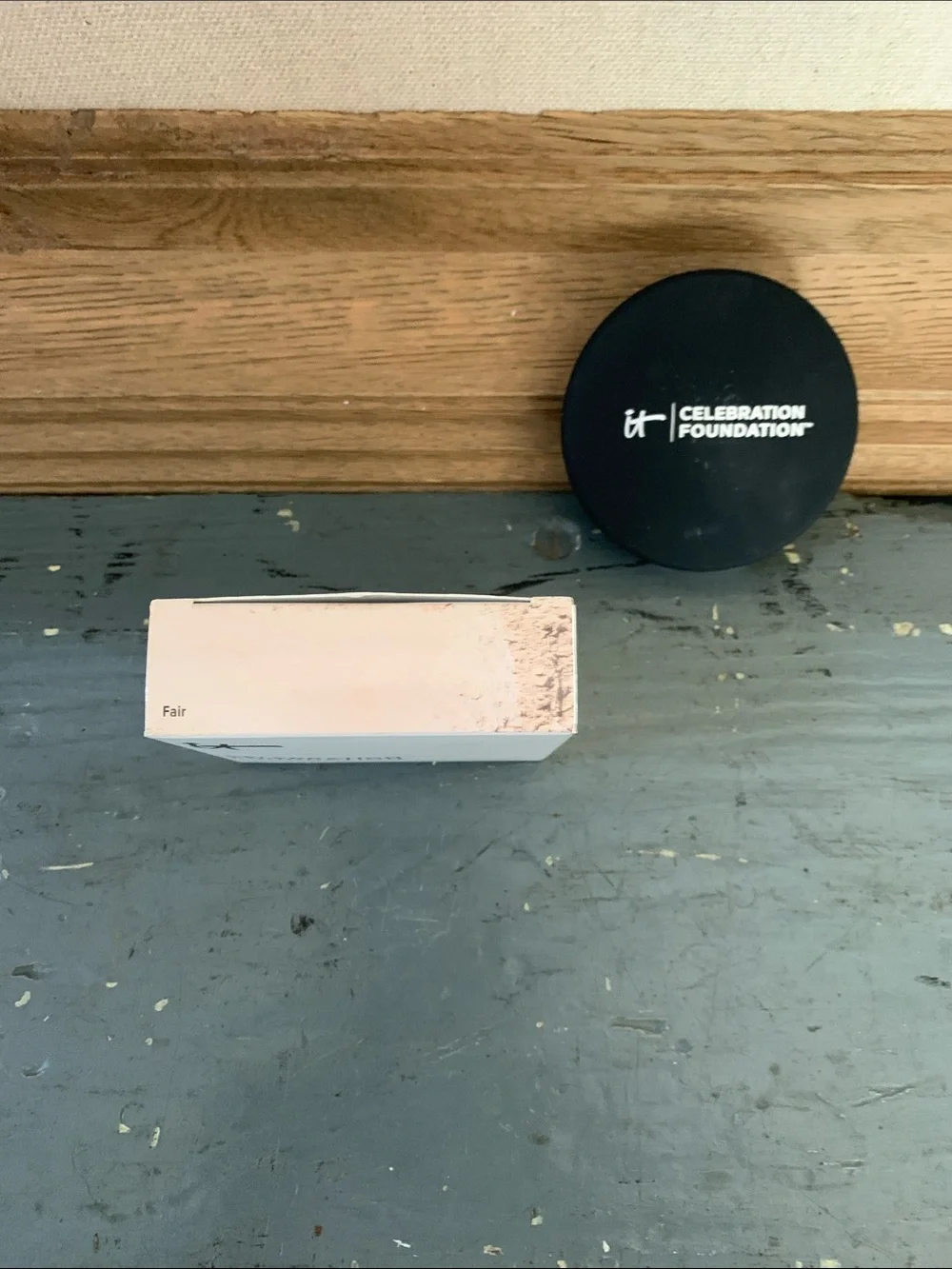 it cosmetics Celebration Foundation Compact — White Box with Black Case